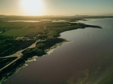 İspanya 'nın Alicante ilindeki Torrevieja tuz düzlüklerinin hava manzarası. Yüksek kalite fotoğraf