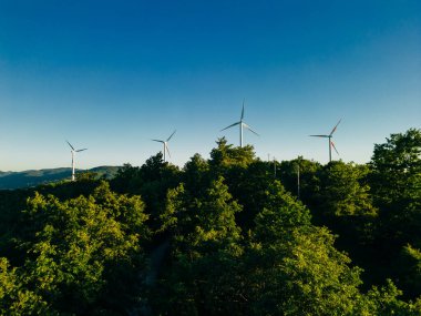 Rüzgâr çiftliği ya da rüzgar parkının panoramik görüntüsü, jenerasyon için yüksek rüzgar türbinleri ve fotokopi alanı. Yüksek kalite fotoğraf