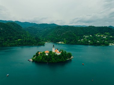 Slovenya Gölü 'nün havadan görünüşü. Yüksek kalite fotoğraf