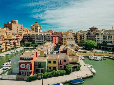 Valencia 'nın Küçük Venedik' indeki Saplaya Limanı 'ndaki renkli evler, binalar ve yatlar. - Evet. Yüksek kalite fotoğraf