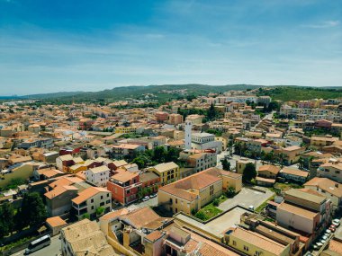 İtalya 'da gün doğumunda küçük Sant' Antioco kasabasının hava manzaralı evleri. Yüksek kaliteli illüstrasyon