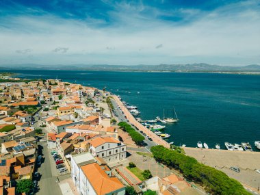 İtalya 'da gün doğumunda küçük Sant' Antioco kasabasının hava manzaralı evleri. Yüksek kaliteli illüstrasyon