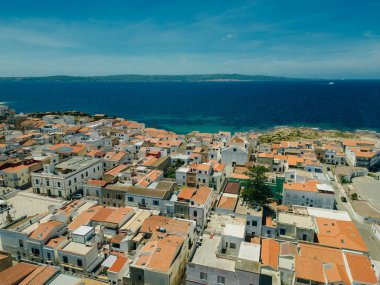 İtalya 'da gün doğumunda küçük Sant' Antioco kasabasının hava manzaralı evleri. Yüksek kaliteli illüstrasyon