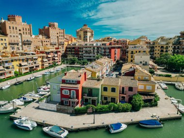 Valencia 'nın Küçük Venedik' indeki Saplaya Limanı 'ndaki renkli evler, binalar ve yatlar. - Evet. Yüksek kalite fotoğraf