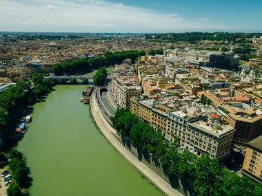 İtalya, Roma 'daki Tiber Nehri' nin havadan görünüşü. Yüksek kalite fotoğraf