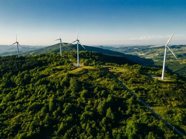 Rüzgâr çiftliği ya da rüzgar parkının panoramik görüntüsü, jenerasyon için yüksek rüzgar türbinleri ve fotokopi alanı. Yüksek kalite fotoğraf