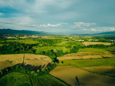 Güzel manzara, bahar doğası. Yazın kırsal alan. Gün ışığında güneşli tarlaların manzarası. Yüksek kalite fotoğraf