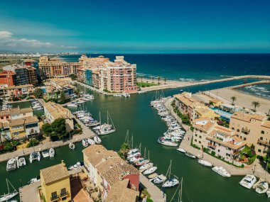 Valencia 'nın Küçük Venedik' indeki Saplaya Limanı 'ndaki renkli evler, binalar ve yatlar. - Evet. Yüksek kalite fotoğraf