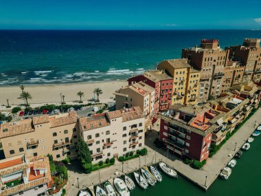 Valencia 'nın Küçük Venedik' indeki Saplaya Limanı 'ndaki renkli evler, binalar ve yatlar. - Evet. Yüksek kalite fotoğraf