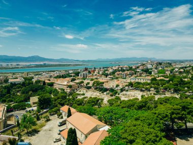 CAGLIARI, SARDINIA, İTALYA - 2 HAZİRAN 2024 Cagliari şehir manzarası üzerinde güzel bir günde. Yüksek kalite fotoğraf