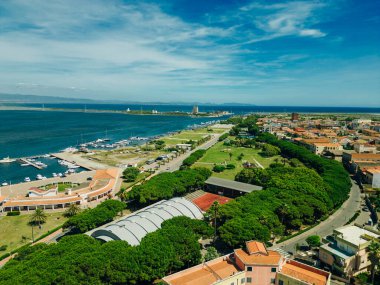 İtalya 'da gün doğumunda küçük Sant' Antioco kasabasının hava manzaralı evleri. Yüksek kaliteli illüstrasyon