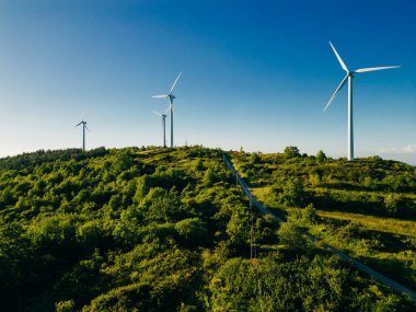 Rüzgâr çiftliği ya da rüzgar parkının panoramik görüntüsü, jenerasyon için yüksek rüzgar türbinleri ve fotokopi alanı. Yüksek kalite fotoğraf