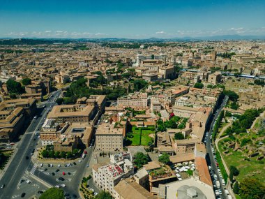 Roma, İtalya - 2 Mayıs 2024 İnsansız Hava Aracı, Palatine Hill, Antik Roma Kolezyumu 'ndan uçarak uzaklaştı. Yüksek kalite fotoğraf