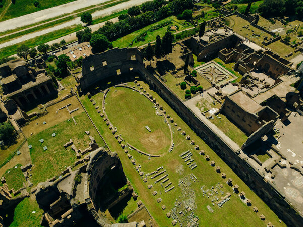 Рим, Италия - 2 мая 2024 года Беспилотник улетел из Палатинского холма, Древнеримский Колизей. Высокое качество фото