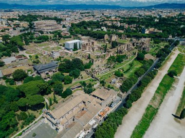 Roma, İtalya - 2 Mayıs 2024 İnsansız Hava Aracı, Palatine Hill, Antik Roma Kolezyumu 'ndan uçarak uzaklaştı. Yüksek kalite fotoğraf