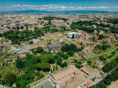 Roma, İtalya - 2 Mayıs 2024 İnsansız Hava Aracı, Palatine Hill, Antik Roma Kolezyumu 'ndan uçarak uzaklaştı. Yüksek kalite fotoğraf