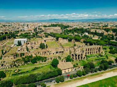 Roma, İtalya - 2 Mayıs 2024 İnsansız Hava Aracı, Palatine Hill, Antik Roma Kolezyumu 'ndan uçarak uzaklaştı. Yüksek kalite fotoğraf