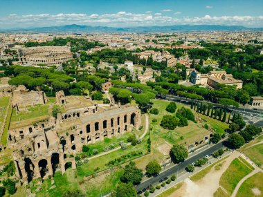 Roma, İtalya - 2 Mayıs 2024 İnsansız Hava Aracı, Palatine Hill, Antik Roma Kolezyumu 'ndan uçarak uzaklaştı. Yüksek kalite fotoğraf