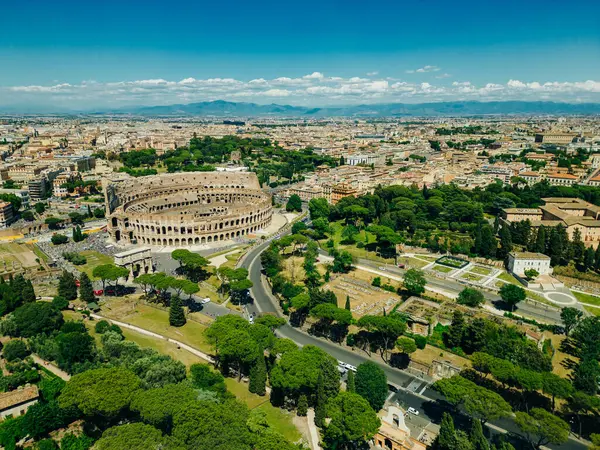Roma, İtalya - 2 Mayıs 2024 İnsansız Hava Aracı, Palatine Hill, Antik Roma Kolezyumu 'ndan uçarak uzaklaştı. Yüksek kalite fotoğraf