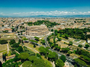 Roma, İtalya - 2 Mayıs 2024 İnsansız Hava Aracı, Palatine Hill, Antik Roma Kolezyumu 'ndan uçarak uzaklaştı. Yüksek kalite fotoğraf