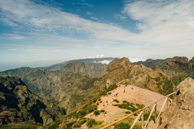 Pico do Arieiro tepesi etrafındaki dağlar, Santana, Madeira, Portekiz, Atlantik, Avrupa. Yüksek kalite fotoğraf