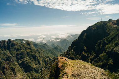 Pico do Arieiro tepesi etrafındaki dağlar, Santana, Madeira, Portekiz, Atlantik, Avrupa. Yüksek kalite fotoğraf