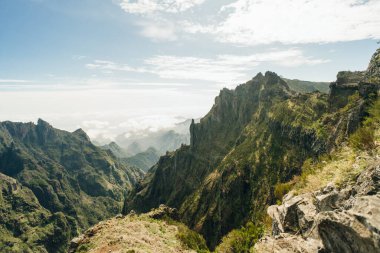 Pico do Arieiro tepesi etrafındaki dağlar, Santana, Madeira, Portekiz, Atlantik, Avrupa. Yüksek kalite fotoğraf