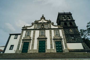 Ribeira Grande kasabasının ana meydanındaki güzel kilise Sao Miguel Adası, Azores, Portekiz. Yüksek kalite fotoğraf