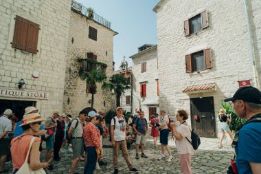 Kotor, Karadağ - Mayıs 14, 2024 Geleneksel mimari ve tarihi olarak Cattaro olarak bilinen eski Kotor kasabasında sokak manzarası. Yüksek kalite fotoğraf
