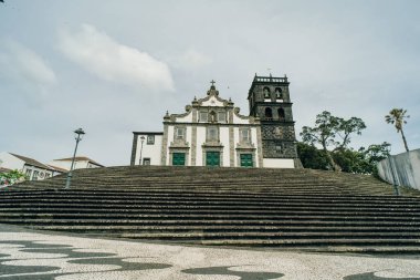 Ribeira Grande kasabasının ana meydanındaki güzel kilise Sao Miguel Adası, Azores, Portekiz. Yüksek kalite fotoğraf