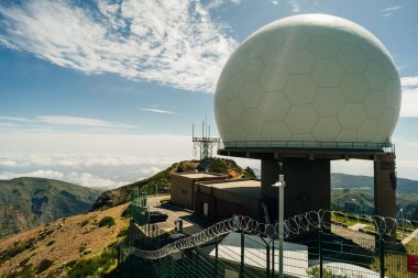 Pico do Arieiro 'nun üstündeki gözlemevinin gündüz manzarası. Portekiz, Madeira. Yüksek kalite fotoğraf