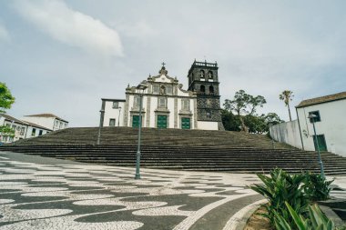 Ribeira Grande kasabasının ana meydanındaki güzel kilise Sao Miguel Adası, Azores, Portekiz. Yüksek kalite fotoğraf