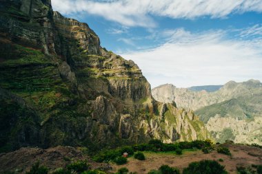Pico do Arieiro tepesi etrafındaki dağlar, Santana, Madeira, Portekiz, Atlantik, Avrupa. Yüksek kalite fotoğraf
