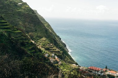 Porto Moniz 'in volkanik lav yüzme havuzlu görüntüsü, Madeira. Yüksek kalite fotoğraf