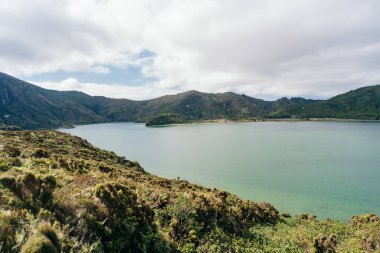 Azores, Portekiz, Azores 'deki Sao Miguel Adası' ndan Lagoa do Fogo 'ya inanılmaz bir manzara. Yüksek kalite fotoğraf