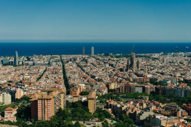 İnsanlar 2 Mayıs 2024 'te İspanya' nın Barselona kentindeki Bunkers del Carmel 'den şehre bakıyorlar. Yüksek kalite fotoğraf