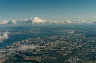 Lizbon 'un havadan görünüşü, Vasco da Gama Köprüsü, Tejo Parkı ve Trancao Nehri, PORTUGAL. Yüksek kalite fotoğraf