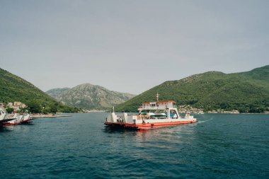 Karadağ 'ın Kotor Körfezi - 2 Mayıs 2024 Karadağ' daki tek yerel feribot Kotor Körfezi 'nde. Yüksek kalite fotoğraf