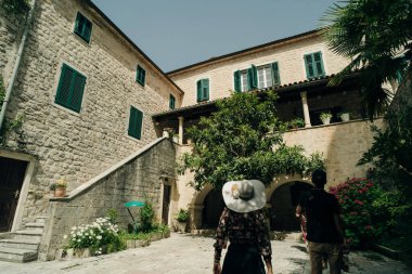 Kotor, Karadağ - Mayıs 14, 2024 Geleneksel mimari ve tarihi olarak Cattaro olarak bilinen eski Kotor kasabasında sokak manzarası. Yüksek kalite fotoğraf