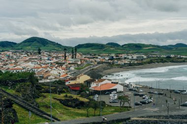  Ponta Delgada adasındaki Ribeira Grande kasabası. Sao Miguel, Azores - 2 Mayıs 2024. Yüksek kalite fotoğraf
