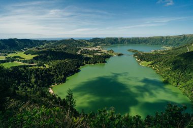 Azores - volkanik blus gölü Sete Cidades, Portekiz, San Miguel 'deki yeşil manzara. Yüksek kalite fotoğraf