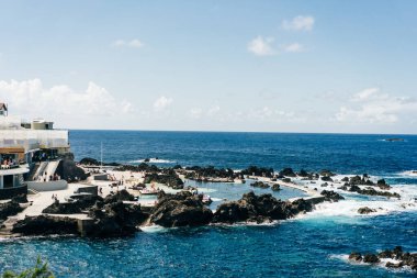 Porto Moniz 'in volkanik lav yüzme havuzlu görüntüsü, Madeira. Yüksek kalite fotoğraf