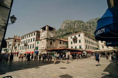 Kotor, Karadağ - Mayıs 14, 2024 Geleneksel mimari ve tarihi olarak Cattaro olarak bilinen eski Kotor kasabasında sokak manzarası. Yüksek kalite fotoğraf