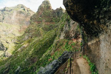 Pico do Arieiro tepesi etrafındaki dağlar, Santana, Madeira, Portekiz, Atlantik, Avrupa. Yüksek kalite fotoğraf