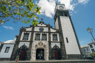 Sao Sebastiao 'nun ana kilisesinin ön cephesi. Ponta Delgada, Sao Miguel, Azores, Portekiz - 2 Mayıs 2024. Yüksek kalite fotoğraf