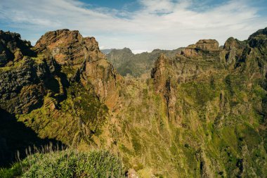 Pico do Arieiro tepesi etrafındaki dağlar, Santana, Madeira, Portekiz, Atlantik, Avrupa. Yüksek kalite fotoğraf