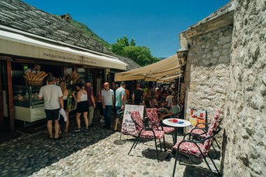 Bosna-Hersek 'in Mostar kentindeki Stari Most veya Eski Köprü olarak da bilinen tarihi Mostar Köprüsü. Yüksek kalite fotoğraf