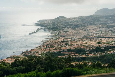 Portekiz 'in Madeira adasının Atlantik Okyanusu kıyısında kalesi olan Funchal şehri. Hava görüntüsü. Yüksek kalite fotoğraf