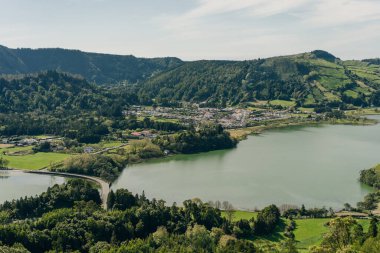 Azores - volkanik blus gölü Sete Cidades, Portekiz, San Miguel 'deki yeşil manzara. Yüksek kalite fotoğraf