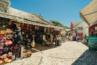 Mostar 'da yerel dükkanlar ve alışveriş merkezleri olan cadde. Geleneksel mimariyle çevrili. 10 Temmuz 2024. Yüksek kalite fotoğraf